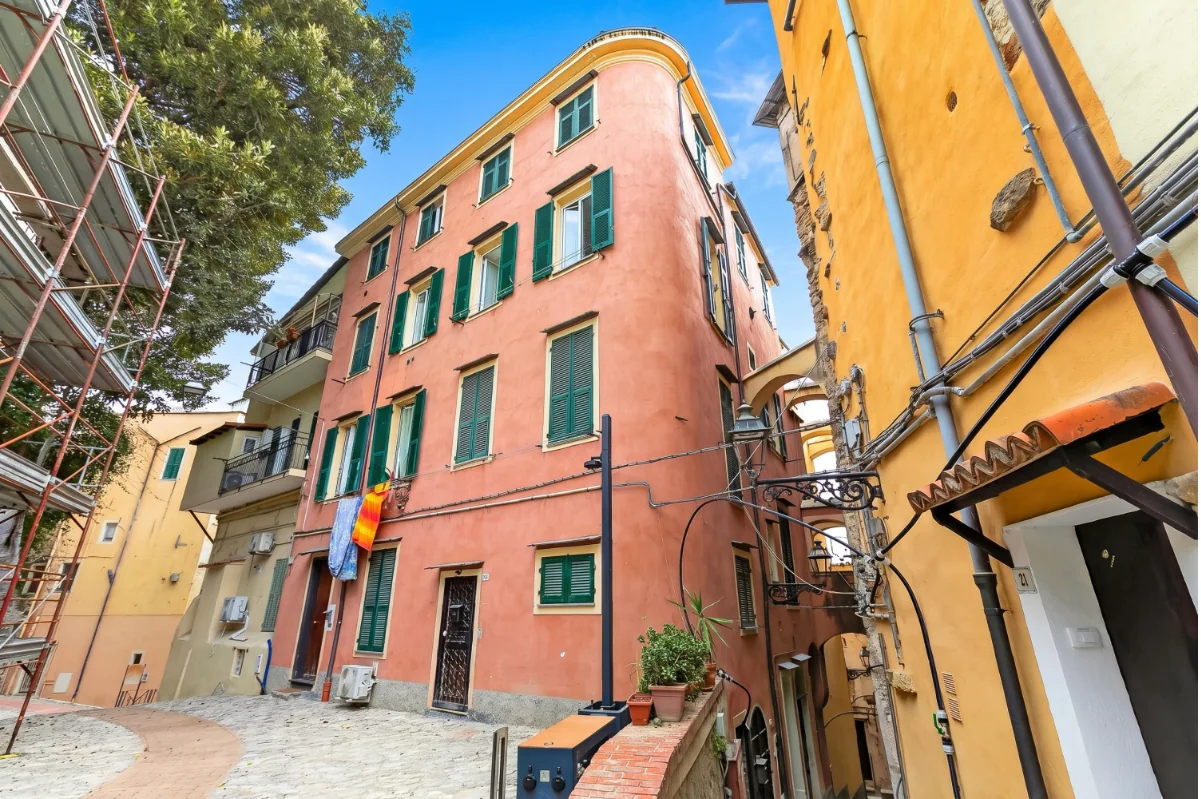 Facciata e vicoli della casa nella Pigna