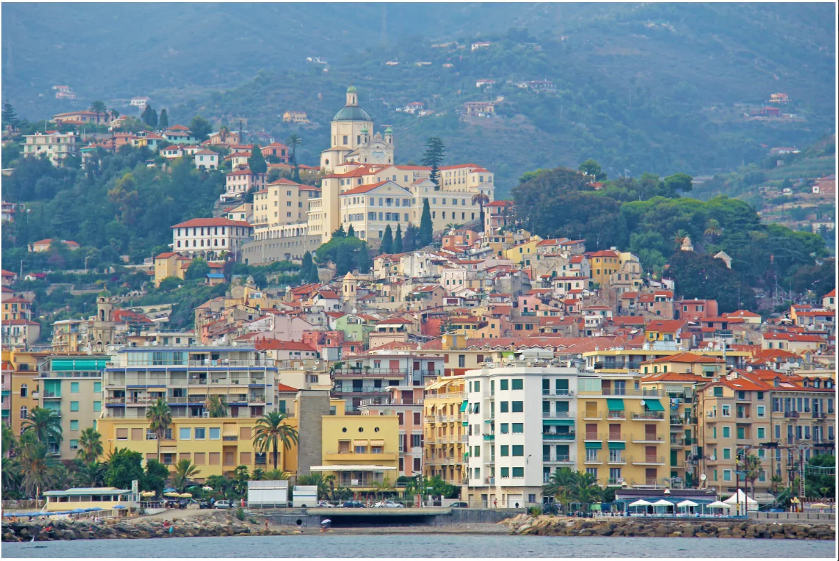 Vista panoramica di Sanremo e delle colline