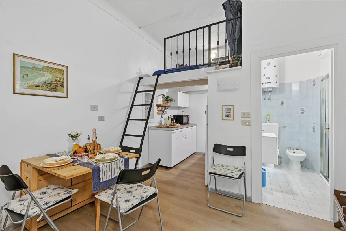 Zona giorno con cucina e soppalco
