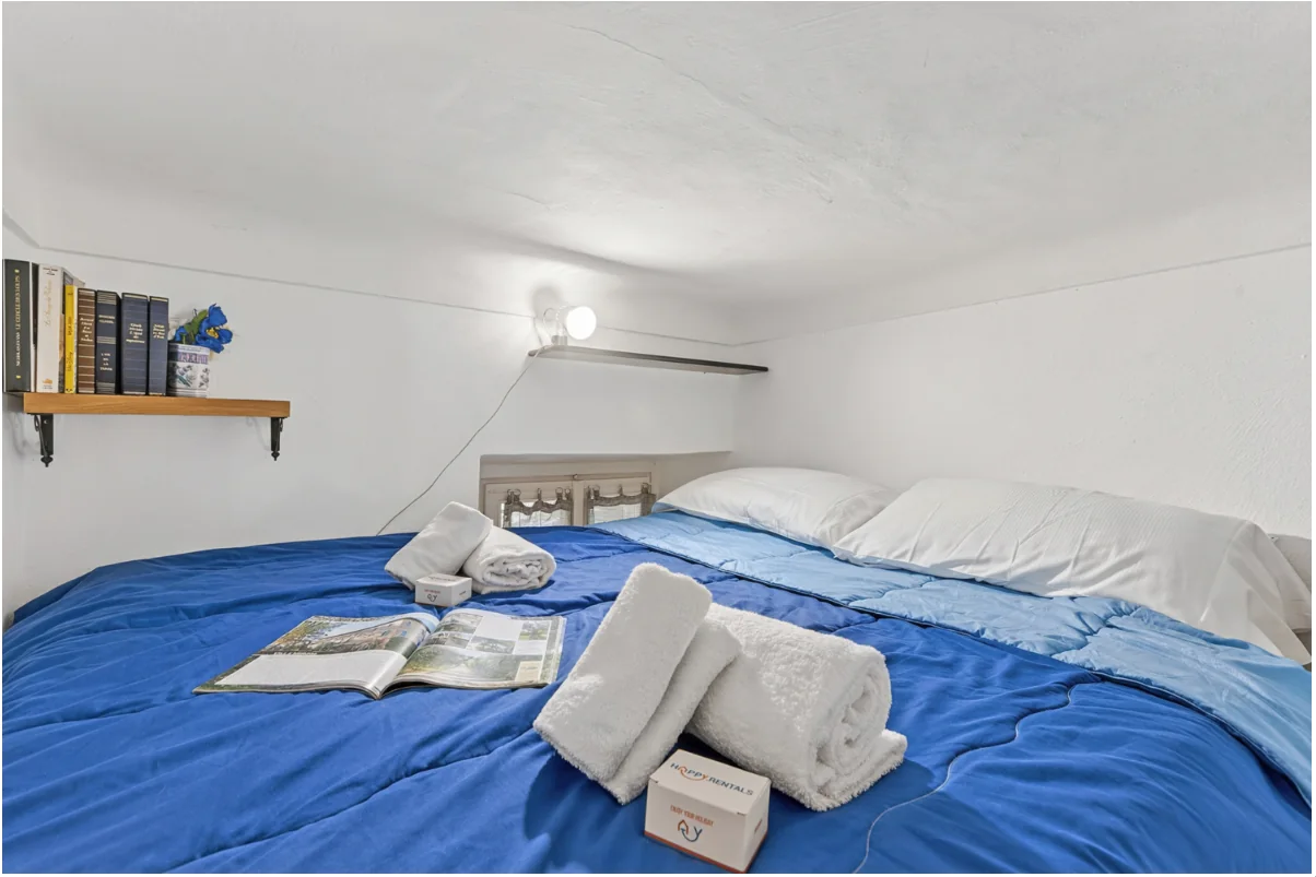 Letto con biancheria e asciugamani