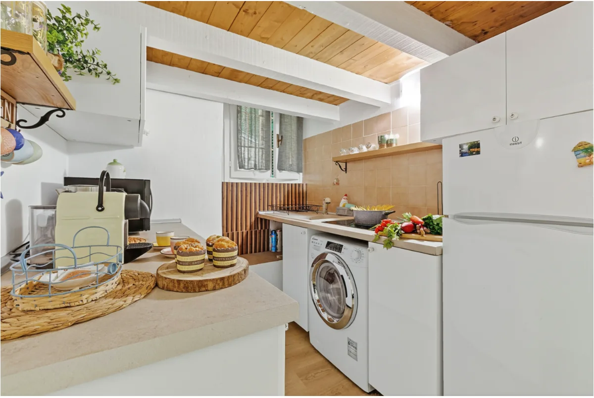 Cucina con elettrodomestici